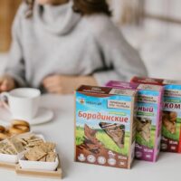 ПЕРЕКУСЫ / крекеры , драже , чипсы ...