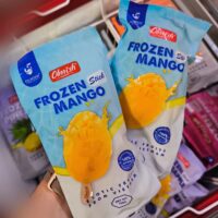 Манго на палочке замороженное (половинка) 100гр